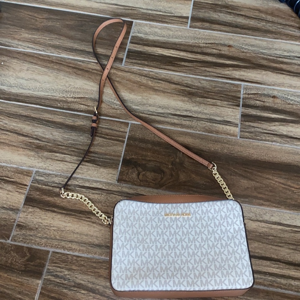 🌵Michael Kors White and Tan Crossbody Bag! - Picture 2 of 13